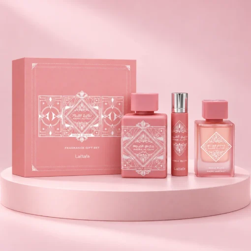 Set Lattafa Noble Blush cu trei flacoane și cutie pe suport roz