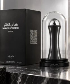 Lattafa Pride Winners Trophy Silver Apă de Parfum Unisex 100 ml – flacon și cutie în decor