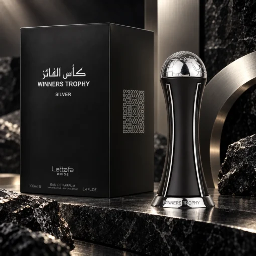 Lattafa Pride Winners Trophy Silver Apă de Parfum Unisex 100 ml – flacon și cutie în decor