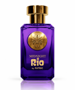 Parfum Midnight in Rio by PATRIC 100 ml, flacon violet intens cu capac metalic auriu, medalion decorativ și inscripții aurii, pe fundal alb.